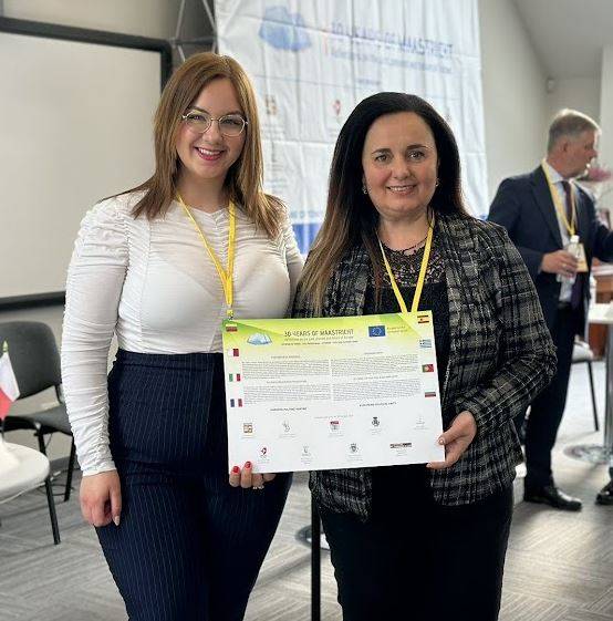  Председателят на Общински съвет - Мездра Яна Нинова (вдясно) взе участие в честване във Вилнюс на 30 години от Договора от Маастрихт 